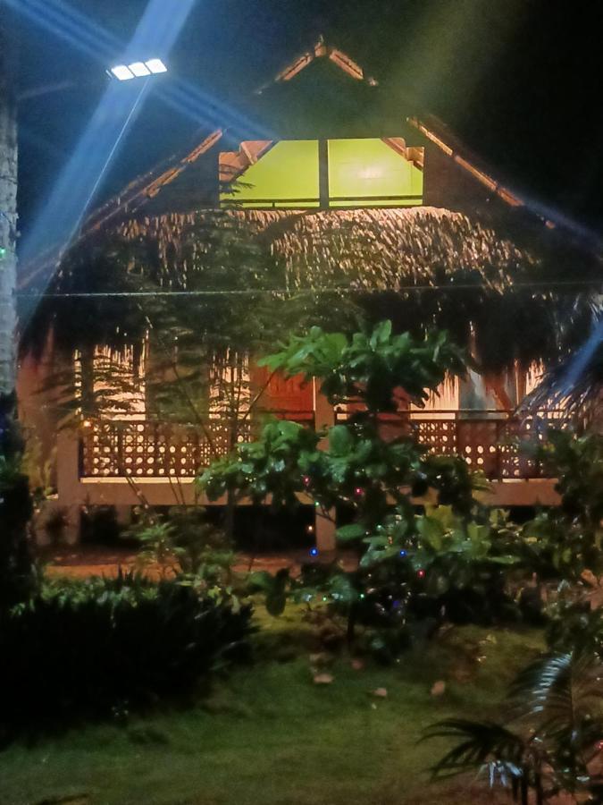 Weeroona Huts Homestay Pacifico San Isidro  エクステリア 写真